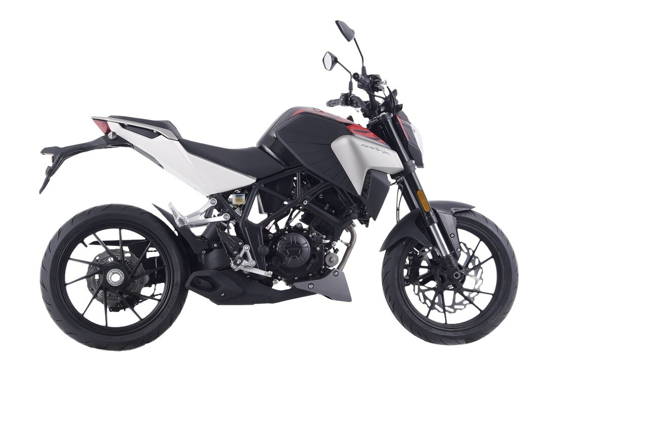 <div class='descrGalleryTitle'>KOVE 125 R</div><div class='descrGalleryText'><p>Lei ricalca le caratteristiche tecniche della 321 R: il telaio ha architettura analoga, è un bel <b>traliccio in acciaio</b> con al retrotreno un insolito quanto bello <b>forcellone monobraccio</b>. Il motore è un monocilindrico da 11 kW quindi guidabile a 16 anni con la patente A1. Il peso dichiarato è di 135 kg.</p>
</div>